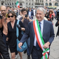 Foto Nicoloro G. 02/06/2011 Milano Celebrazione della Festa della Repubblica in piazza Duomo alla presenza delle piu\' alte cariche dell\' amministrazione e delle Forze Armate. nella foto Giuliano Pisapia e la compagna Cinzia Sasso