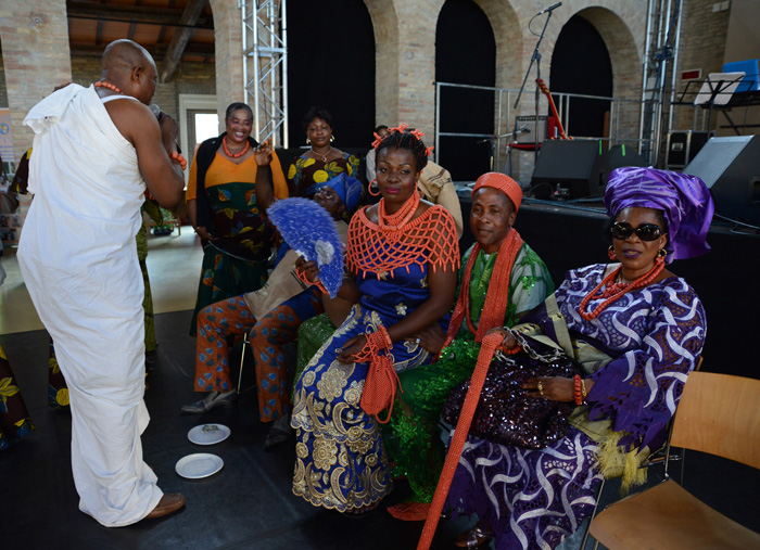 Foto Nicoloro G.  08/06/2014   Ravenna    Terza ed ultima giornata dell\' ottava edizione del       \" Festival delle Culture \" che quest\' anno affronta le tematiche della partecipazione, della convivenza e dell\' incontro, per un arricchimento collettivo. nella foto durante la cerimonia di matrimonio.