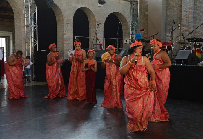Foto Nicoloro G.  08/06/2014   Ravenna    Terza ed ultima giornata dell\' ottava edizione del       \" Festival delle Culture \" che quest\' anno affronta le tematiche della partecipazione, della convivenza e dell\' incontro, per un arricchimento collettivo. nella foto un gruppo di donne nigeriane interculturali presentano danze tradizionali.