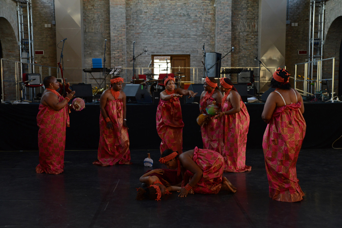 Foto Nicoloro G.  08/06/2014   Ravenna    Terza ed ultima giornata dell\' ottava edizione del       \" Festival delle Culture \" che quest\' anno affronta le tematiche della partecipazione, della convivenza e dell\' incontro, per un arricchimento collettivo. nella foto un gruppo di donne nigeriane interculturali presentano danze rituali e tribali tradizionali.