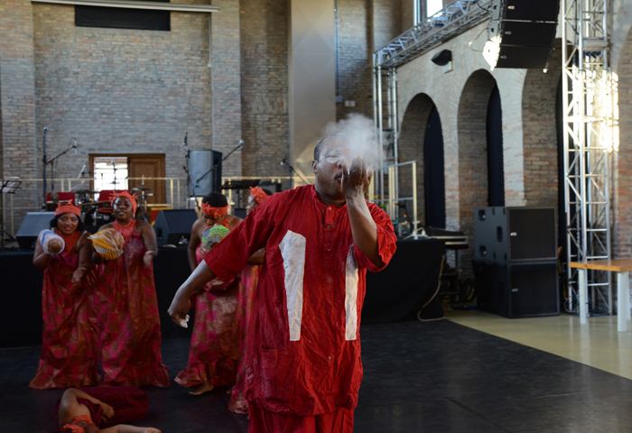 Foto Nicoloro G.  08/06/2014   Ravenna    Terza ed ultima giornata dell\' ottava edizione del       \" Festival delle Culture \" che quest\' anno affronta le tematiche della partecipazione, della convivenza e dell\' incontro, per un arricchimento collettivo. nella foto un gruppo di donne nigeriane interculturali insieme ad uno stregone presentano danze rituali e tribali tradizionali.