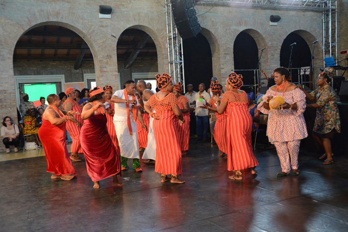 Foto Nicoloro G.  08/06/2014   Ravenna    Terza ed ultima giornata dell' ottava edizione del       " Festival delle Culture " che quest' anno affronta le tematiche della partecipazione, della convivenza e dell' incontro, per un arricchimento collettivo. nella foto un gruppo di donne nigeriane interculturali presentano danze tradizionali.
