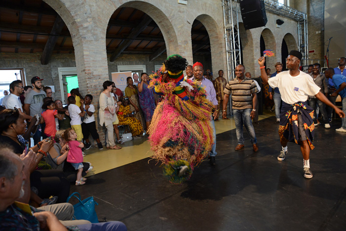 Foto Nicoloro G.  08/06/2014   Ravenna    Terza ed ultima giornata dell' ottava edizione del       " Festival delle Culture " che quest' anno affronta le tematiche della partecipazione, della convivenza e dell' incontro, per un arricchimento collettivo. nella foto un momento di una danza tribale con un costume rituale tradizionale.