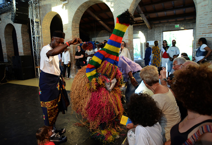 Foto Nicoloro G.  08/06/2014   Ravenna    Terza ed ultima giornata dell' ottava edizione del       " Festival delle Culture " che quest' anno affronta le tematiche della partecipazione, della convivenza e dell' incontro, per un arricchimento collettivo. nella foto un momento di una danza tribale con un costume rituale tradizionale.