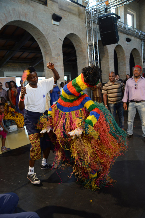 Foto Nicoloro G.  08/06/2014   Ravenna    Terza ed ultima giornata dell' ottava edizione del       " Festival delle Culture " che quest' anno affronta le tematiche della partecipazione, della convivenza e dell' incontro, per un arricchimento collettivo. nella foto un momento di una danza tribale con un costume rituale tradizionale.