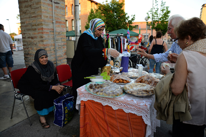 Foto Nicoloro G.  08/06/2014   Ravenna    Terza ed ultima giornata dell' ottava edizione del       " Festival delle Culture " che quest' anno affronta le tematiche della partecipazione, della convivenza e dell' incontro, per un arricchimento collettivo. nella foto uno stand di degustazione di dolci tradizionali e thÃ¨ alla menta.