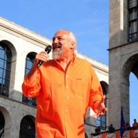Foto Nicoloro G. 30/05/2011 Milano Festa in piazza Duomo, colorata di arancione, per l’ elezione a sindaco di Giuliano Pisapia. Una piazza Duomo gremita all’ inverosimile che ha visto avvicendarsi sul palco numerosi artisti e politici. nella foto Eugenio Finardi