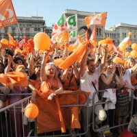 Foto Nicoloro G. 30/05/2011 Milano Festa in piazza Duomo, colorata di arancione, per l’ elezione a sindaco di Giuliano Pisapia. Una piazza Duomo gremita all’ inverosimile che ha visto avvicendarsi sul palco numerosi artisti e politici. nella foto La folla arancione