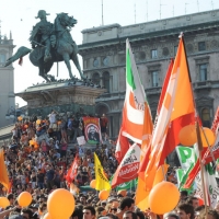 Foto Nicoloro G. 30/05/2011 Milano Festa in piazza Duomo, colorata di arancione, per l’ elezione a sindaco di Giuliano Pisapia. Una piazza Duomo gremita all’ inverosimile che ha visto avvicendarsi sul palco numerosi artisti e politici. nella foto Il mare di folla