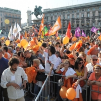 Foto Nicoloro G. 30/05/2011 Milano Festa in piazza Duomo, colorata di arancione, per l’ elezione a sindaco di Giuliano Pisapia. Una piazza Duomo gremita all’ inverosimile che ha visto avvicendarsi sul palco numerosi artisti e politici. nella foto Il mare di folla