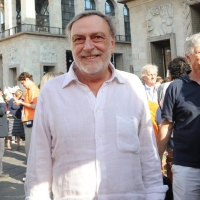 Foto Nicoloro G. 30/05/2011 Milano Festa in piazza Duomo, colorata di arancione, per l’ elezione a sindaco di Giuliano Pisapia. Una piazza Duomo gremita all’ inverosimile che ha visto avvicendarsi sul palco numerosi artisti e politici. nella foto Gino Strada