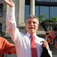 Foto Nicoloro G. 30/05/2011 Milano Festa in piazza Duomo, colorata di arancione, per l’ elezione a sindaco di Giuliano Pisapia. Una piazza Duomo gremita all’ inverosimile che ha visto avvicendarsi sul palco numerosi artisti e politici. nella foto Nichi Vendola