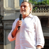 Foto Nicoloro G. 30/05/2011 Milano Festa in piazza Duomo, colorata di arancione, per l’ elezione a sindaco di Giuliano Pisapia. Una piazza Duomo gremita all’ inverosimile che ha visto avvicendarsi sul palco numerosi artisti e politici. nella foto Gino Strada