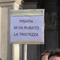 Foto Nicoloro G. 30/05/2011 Milano Festa in piazza Duomo, colorata di arancione, per l’ elezione a sindaco di Giuliano Pisapia. Una piazza Duomo gremita all’ inverosimile che ha visto avvicendarsi sul palco numerosi artisti e politici. nella foto Un cartello scherzoso
