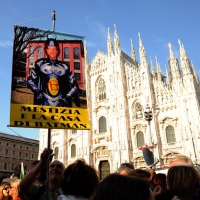 Foto Nicoloro G. 30/05/2011 Milano Festa in piazza Duomo, colorata di arancione, per l’ elezione a sindaco di Giuliano Pisapia. Una piazza Duomo gremita all’ inverosimile che ha visto avvicendarsi sul palco numerosi artisti e politici. nella foto Un simpatizzante con cartello sfottente