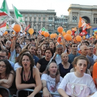 Foto Nicoloro G. 30/05/2011 Milano Festa in piazza Duomo, colorata di arancione, per l’ elezione a sindaco di Giuliano Pisapia. Una piazza Duomo gremita all’ inverosimile che ha visto avvicendarsi sul palco numerosi artisti e politici. nella foto Il mare di folla