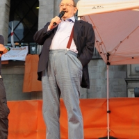 Foto Nicoloro G. 30/05/2011 Milano Festa in piazza Duomo, colorata di arancione, per l’ elezione a sindaco di Giuliano Pisapia. Una piazza Duomo gremita all’ inverosimile che ha visto avvicendarsi sul palco numerosi artisti e politici. nella foto Umberto Eco