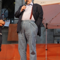 Foto Nicoloro G. 30/05/2011 Milano Festa in piazza Duomo, colorata di arancione, per l’ elezione a sindaco di Giuliano Pisapia. Una piazza Duomo gremita all’ inverosimile che ha visto avvicendarsi sul palco numerosi artisti e politici. nella foto Umberto Eco