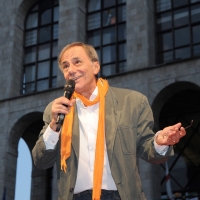 Foto Nicoloro G. 30/05/2011 Milano Festa in piazza Duomo, colorata di arancione, per l’ elezione a sindaco di Giuliano Pisapia. Una piazza Duomo gremita all’ inverosimile che ha visto avvicendarsi sul palco numerosi artisti e politici. nella foto Roberto Vecchioni