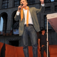 Foto Nicoloro G. 30/05/2011 Milano Festa in piazza Duomo, colorata di arancione, per l’ elezione a sindaco di Giuliano Pisapia. Una piazza Duomo gremita all’ inverosimile che ha visto avvicendarsi sul palco numerosi artisti e politici. nella foto Roberto Vecchioni