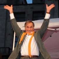 Foto Nicoloro G. 30/05/2011 Milano Festa in piazza Duomo, colorata di arancione, per l’ elezione a sindaco di Giuliano Pisapia. Una piazza Duomo gremita all’ inverosimile che ha visto avvicendarsi sul palco numerosi artisti e politici. nella foto Roberto Vecchioni