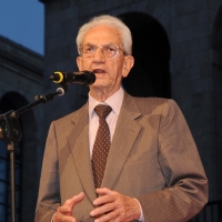 Foto Nicoloro G. 30/05/2011 Milano Festa in piazza Duomo, colorata di arancione, per l’ elezione a sindaco di Giuliano Pisapia. Una piazza Duomo gremita all’ inverosimile che ha visto avvicendarsi sul palco numerosi artisti e politici. nella foto Carlo Smuraglia