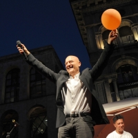 Foto Nicoloro G. 30/05/2011 Milano Festa in piazza Duomo, colorata di arancione, per l’ elezione a sindaco di Giuliano Pisapia. Una piazza Duomo gremita all’ inverosimile che ha visto avvicendarsi sul palco numerosi artisti e politici. nella foto Claudio Bisio