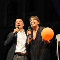 Foto Nicoloro G. 30/05/2011 Milano Festa in piazza Duomo, colorata di arancione, per l’ elezione a sindaco di Giuliano Pisapia. Una piazza Duomo gremita all’ inverosimile che ha visto avvicendarsi sul palco numerosi artisti e politici. nella foto Claudio Bisio – Serena Dandini
