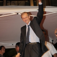 Foto Nicoloro G. 30/05/2011 Milano Festa in piazza Duomo, colorata di arancione, per l’ elezione a sindaco di Giuliano Pisapia. Una piazza Duomo gremita all’ inverosimile che ha visto avvicendarsi sul palco numerosi artisti e politici. nella foto Piero Fassino