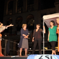 Foto Nicoloro G. 30/05/2011 Milano Festa in piazza Duomo, colorata di arancione, per l’ elezione a sindaco di Giuliano Pisapia. Una piazza Duomo gremita all’ inverosimile che ha visto avvicendarsi sul palco numerosi artisti e politici. nella foto Lella Costa – Susanna Camusso – Serena Dandini – Geppy Cucciari – Ottavia Piccolo