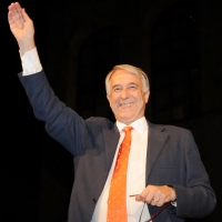 Foto Nicoloro G. 30/05/2011 Milano Festa in piazza Duomo, colorata di arancione, per l’ elezione a sindaco di Giuliano Pisapia. Una piazza Duomo gremita all’ inverosimile che ha visto avvicendarsi sul palco numerosi artisti e politici. nella foto Giuliano Pisapia