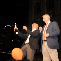 Foto Nicoloro G. 30/05/2011 Milano Festa in piazza Duomo, colorata di arancione, per l’ elezione a sindaco di Giuliano Pisapia. Una piazza Duomo gremita all’ inverosimile che ha visto avvicendarsi sul palco numerosi artisti e politici. nella foto Claudio Bisio – Giuliano Pisapia