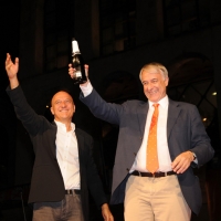 Foto Nicoloro G. 30/05/2011 Milano Festa in piazza Duomo, colorata di arancione, per l’ elezione a sindaco di Giuliano Pisapia. Una piazza Duomo gremita all’ inverosimile che ha visto avvicendarsi sul palco numerosi artisti e politici. nella foto Claudio Bisio – Giuliano Pisapia