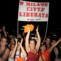 Foto Nicoloro G. 30/05/2011 Milano Festa in piazza Duomo, colorata di arancione, per l’ elezione a sindaco di Giuliano Pisapia. Una piazza Duomo gremita all’ inverosimile che ha visto avvicendarsi sul palco numerosi artisti e politici. nella foto Simpatizzanti con cartello