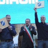Foto Nicoloro G. 13/04/2011 Ravenna Festeggiamenti in piazza a Ravenna per la locale squadra di volley \" Marcegaglia CMC \" promossa in A1. nella foto Stefano Pascucci – Fabrizio Matteucci – Antonio Babini