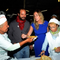 Foto Nicoloro G.  01//09/2014   Ravenna    Festa Provinciale de L' Unità. nella foto il ministro Maria Elena Boschi, dopo l' intervista, visita gli stand gastronomici della Festa con assaggio di patatine fritte.