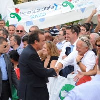 Foto Nicoloro G.  04/09/2010  Mirabello (Ferrara)  Nell'ambito della 29ª edizione della Festa tricolore di Mirabello dal titolo "Con Fini. Futuro e Libertà per l'Italia" (in programma dal 31 agosto al 5 settembre 2010). nella foto Fabio Granata con la folla dei simpatizzanti