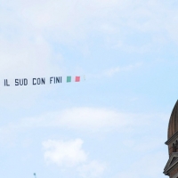 Foto Nicoloro G.  04/09/2010  Mirabello (Ferrara)  Nell'ambito della 29ª edizione della Festa tricolore di Mirabello dal titolo "Con Fini. Futuro e Libertà per l'Italia" (in programma dal 31 agosto al 5 settembre 2010). nella foto Un aereo trascina nel cielo la grande scritta "Il SUD con Fini"