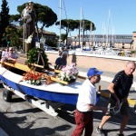 Foto Nicoloro G.   Cervia (RA)   13/06/2022   Festeggiamenti in onore di Sant\' Antonio, protettore dei marinai e dei salinari, con corteo che raggiungera\' il porto da dove la statua del Santo verra\' imbarcata e portata in mare aperto per la tradizionale benedizione e lancio in mare di una corona . nella foto durante la processione con i pescatori che spingono la statua di Sant\' Antonio verso il porto per l\' imbarco.