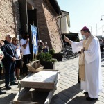 Foto Nicoloro G.   Cervia (RA)   13/06/2022   Festeggiamenti in onore di Sant\' Antonio, protettore dei marinai e dei salinari, con corteo che raggiungera\' il porto da dove la statua del Santo verra\' imbarcata e portata in mare aperto per la tradizionale benedizione e lancio in mare di una corona . nella foto la benedizione del sale da parte dell\' arcivescovo Lorenzo Ghizzoni.