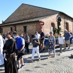 Foto Nicoloro G.   Cervia (RA)   13/06/2022   Festeggiamenti in onore di Sant' Antonio, protettore dei marinai e dei salinari, con corteo che raggiungera' il porto da dove la statua del Santo verra' imbarcata e portata in mare aperto per la tradizionale benedizione e lancio in mare di una corona . nella foto la statua di Sant' Antonio passa davanti al Museo del Sale.