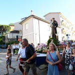 Foto Nicoloro G.   Cervia (RA)   13/06/2022   Festeggiamenti in onore di Sant\' Antonio, protettore dei marinai e dei salinari, con corteo che raggiungera\' il porto da dove la statua del Santo verra\' imbarcata e portata in mare aperto per la tradizionale benedizione e lancio in mare di una corona . nella foto la statua di Sant\' Antonio spinta dai pescatori verso il porto.