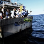 Foto Nicoloro G.   Cervia (RA)   13/06/2022   Festeggiamenti in onore di Sant' Antonio, protettore dei marinai e dei salinari, con corteo che raggiungera' il porto da dove la statua del Santo verra' imbarcata e portata in mare aperto per la tradizionale benedizione e lancio in mare di una corona . nella foto l' arcivescovo Lorenzo Ghizzoni e l' assessore Giovanni Grandu lanciano in mare una corona di alloro in onore di Sant' Antonio.