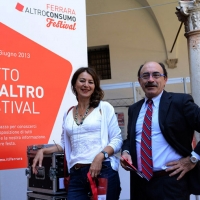Foto Nicoloro G. 07/06/2013 Ferrara Al via la prima edizione di " Ferrara Altroconsumo Festival " organizzata dall' associazione senza scopo di lucro Altroconsumo. Tre giorni di dibattiti ed incontri per informare e tutelare i consumatori. nella foto Rosanna Massarenti – Paolo Martinello 