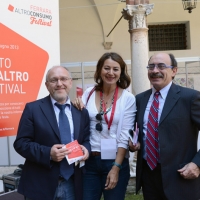 Foto Nicoloro G. 07/06/2013 Ferrara Al via la prima edizione di " Ferrara Altroconsumo Festival " organizzata dall' associazione senza scopo di lucro Altroconsumo. Tre giorni di dibattiti ed incontri per informare e tutelare i consumatori. nella foto Tiziano Tagliani – Rosanna Massarenti – Paolo Martinello