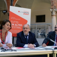 Foto Nicoloro G. 07/06/2013 Ferrara Al via la prima edizione di " Ferrara Altroconsumo Festival " organizzata dall' associazione senza scopo di lucro Altroconsumo. Tre giorni di dibattiti ed incontri per informare e tutelare i consumatori. nella foto Rosanna Massarenti – Tiziano Tagliani – Paolo Martinello