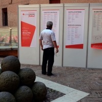 Foto Nicoloro G. 07/06/2013 Ferrara Al via la prima edizione di " Ferrara Altroconsumo Festival " organizzata dall' associazione senza scopo di lucro Altroconsumo. Tre giorni di dibattiti ed incontri per informare e tutelare i consumatori. nella foto Cartellone con il programma