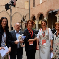 Foto Nicoloro G. 07/06/2013 Ferrara Al via la prima edizione di " Ferrara Altroconsumo Festival " organizzata dall' associazione senza scopo di lucro Altroconsumo. Tre giorni di dibattiti ed incontri per informare e tutelare i consumatori. nella foto Silvia Gaiani – Tiziano Tagliani – Franca Braga – Rosanna Massarenti – Lella Costa