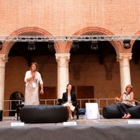 Foto Nicoloro G. 07/06/2013 Ferrara Al via la prima edizione di " Ferrara Altroconsumo Festival " organizzata dall' associazione senza scopo di lucro Altroconsumo. Tre giorni di dibattiti ed incontri per informare e tutelare i consumatori. nella foto Franca Braga – Rosanna Massarenti – Silvia Gaiani – Lella Costa – Tiziano Tagliani 