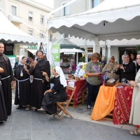 Foto Nicoloro G. 28/09/2013 Rimini Quinta edizione del Festival Francescano dedicato al tema del ” cammino ” affrontato nelle sue connotazioni più vicine al francescanesimo e cioè l’ ospitalità, l’ itineranza, il pellegrinaggio. nella foto Frati e suore vicino ad uno stand 